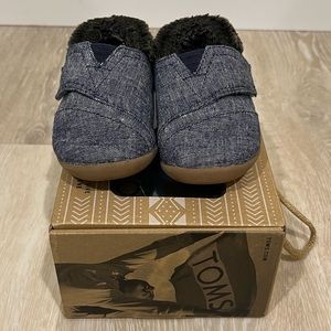 TOMS Tiny House Slippers Navy Chambray Baby - size 6 - used
